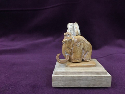 "Мамонт у скалы"