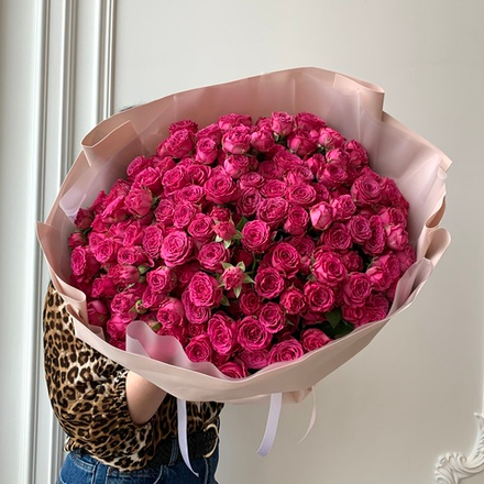 Букет из 51 ветки кустовой пионовидной розы