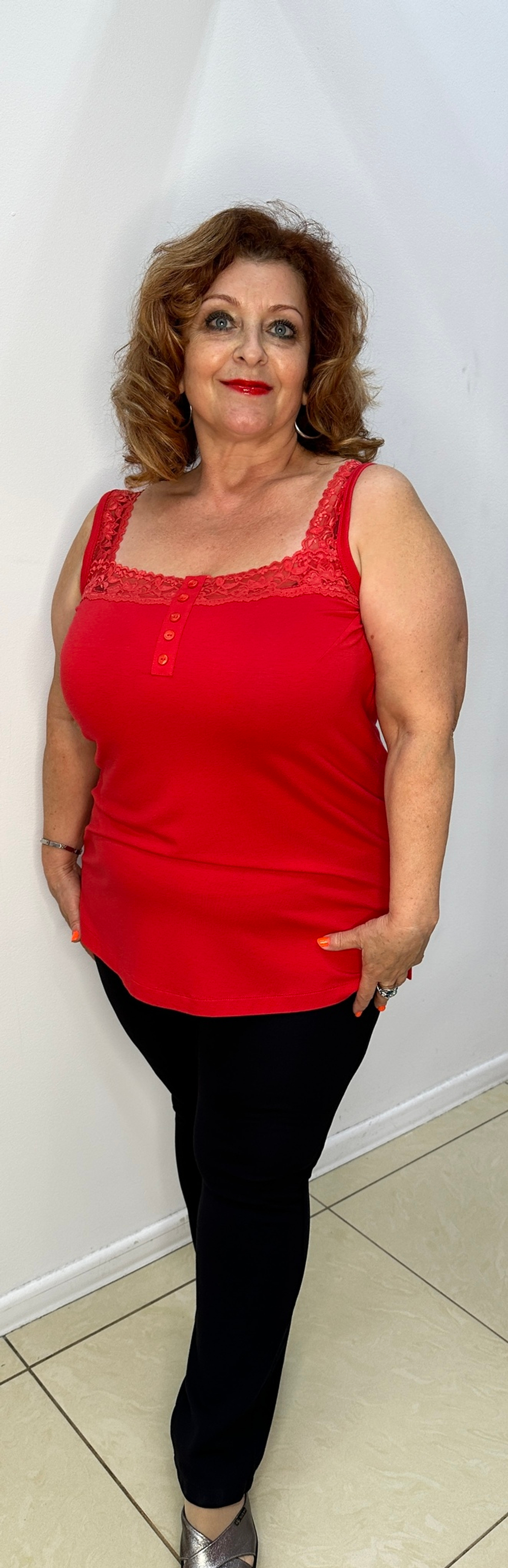 Красный топ-майка с кружевами