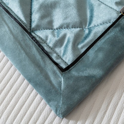 Велюровое покрывало в клетку и две наволочки OVL040