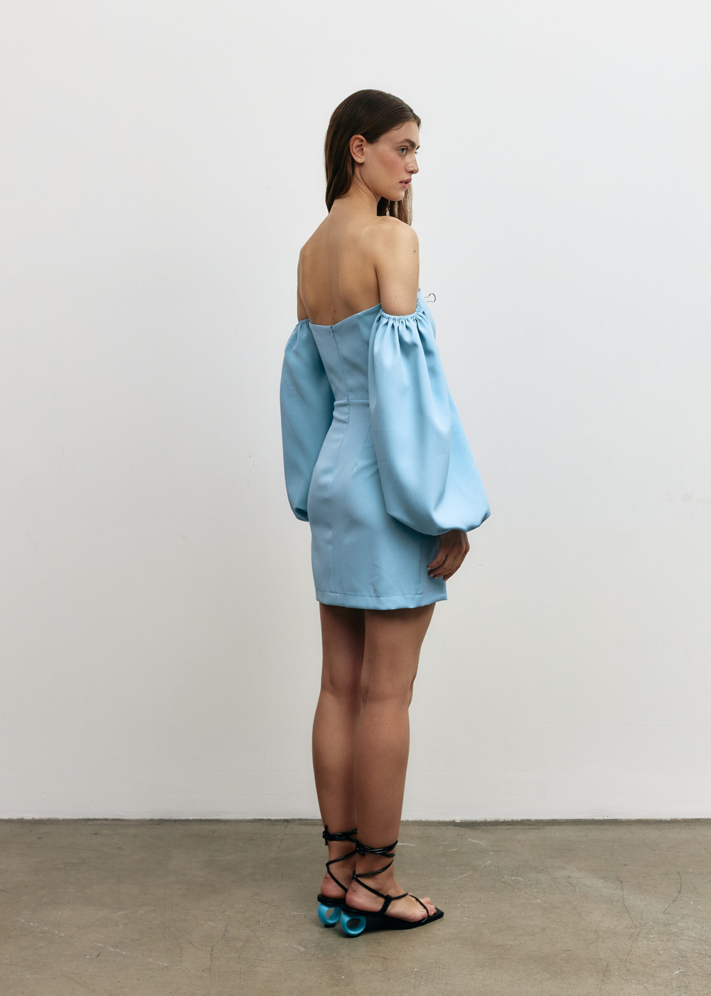 Голубое платье с открытыми плечами