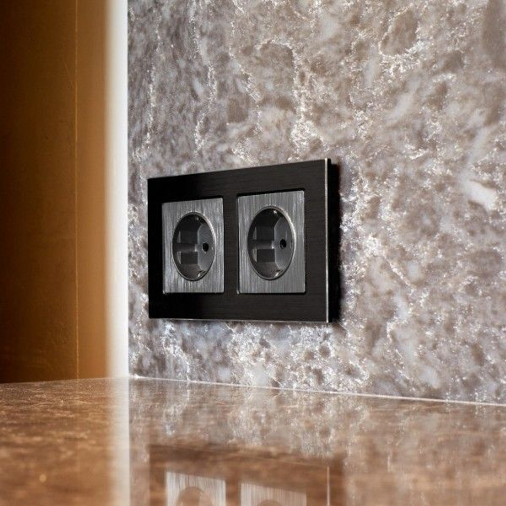 Розетка с заземлением и шторками (графит рифленый)