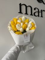 Букет из 25 белых и желтых тюльпанов