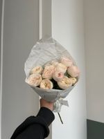 Кулек из кустовой пионовидной розы Менсфилд Парк с крупным бутоном