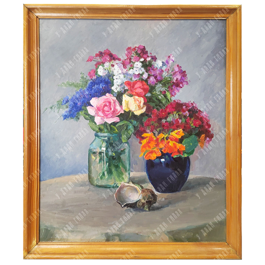 Найденко В. Ф.? Натюрморт с двумя букетами и раковиной рапаны. Холст, масло. 1970-е