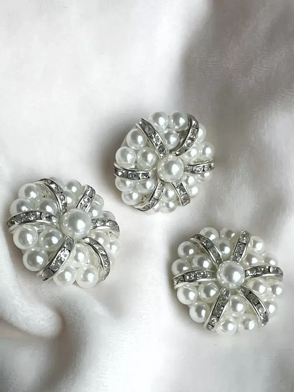 Большая пуговица-брошь с бисером жемчугом и стразами 3 шт