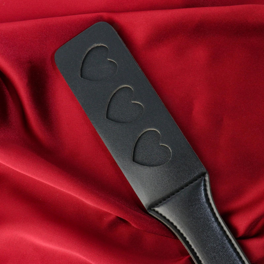 Черная кожаная шлепалка Сердечки - 32 см. (Цвет: черный)