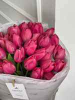 Букет из 35 ярко-розовых тюльпанов