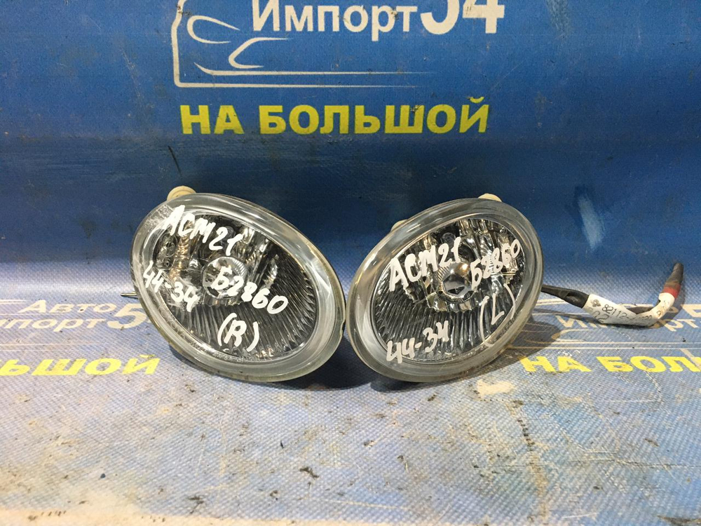 Туманка правая TOYOTA IPSUM 2001-2003