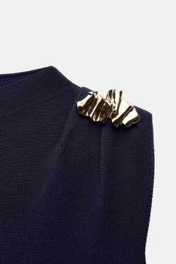 ZARA ОДНОТОННЫЙ ТРИКОТАЖНЫЙ ТОП С ЗОЛОТИСТОЙ ДЕТАЛЬЮ, МОРСКОЙ СИНИЙ
