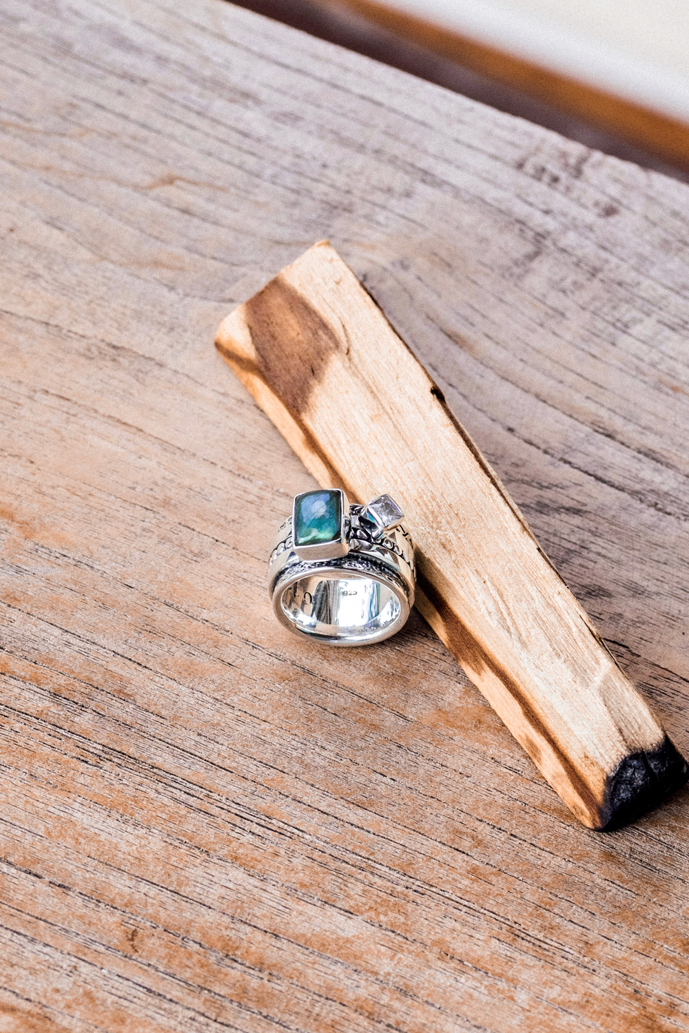 Кольцо «Мозаик» раф прямоугольный с лабрадоритом и ромбом белый циркон с чернением