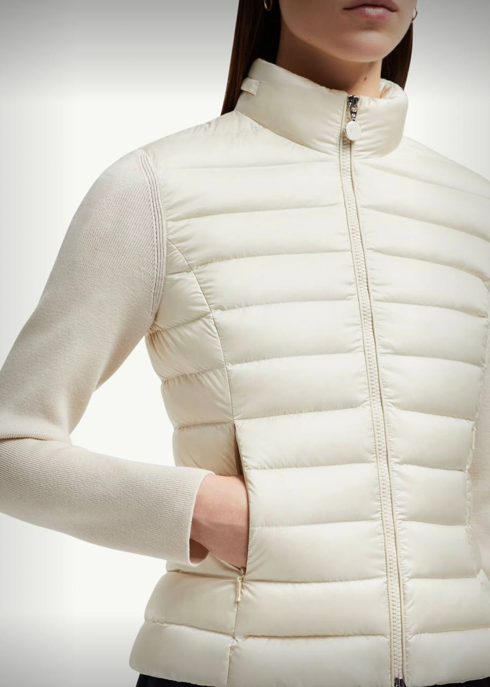 Жилет вязаный женский с утеплением и капюшоном от Moncler