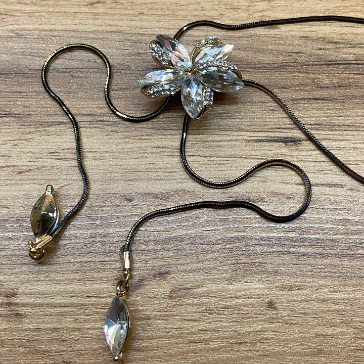 Кулон Цветок пятилистник изогнутый кристалл серебристый на цепочке с двумя концами металл золотистый черненый