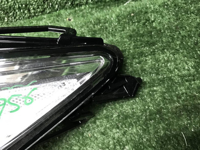 Стекло фары левое Toyota Camry xv70 (2017-2021)