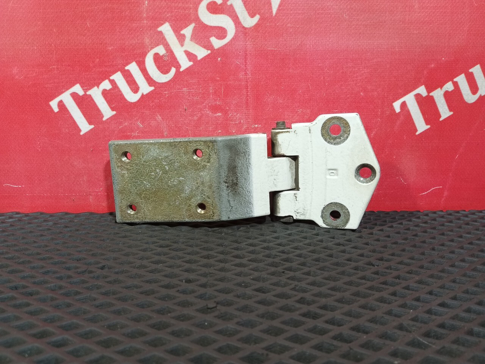 Петля двери