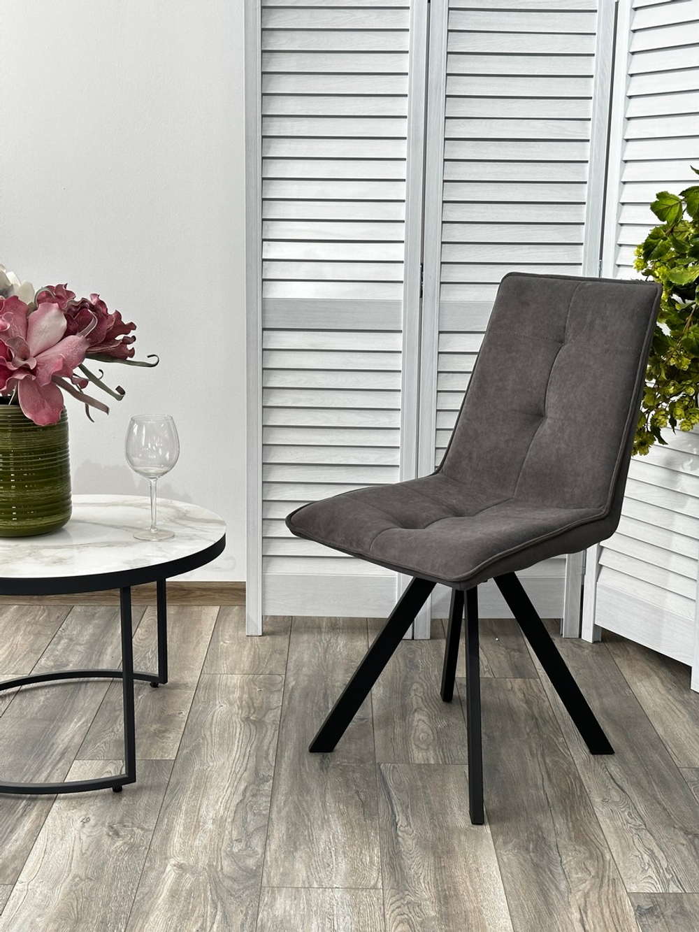 Стул М-City DISAUR Бронкс (Bronx), поворотный на поворотный на 360 градусов, B28 темно-серый, Велюр, Черный каркас