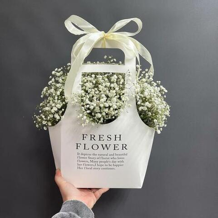 Белая гипсофила в сумочке