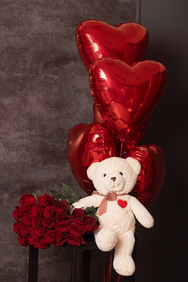 СЕТ «Красные розы премиум сорта, охапка шаров и мягкий медведь»