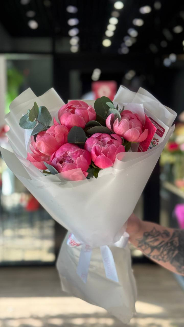 Букет из 5 пионов с эвкалиптом