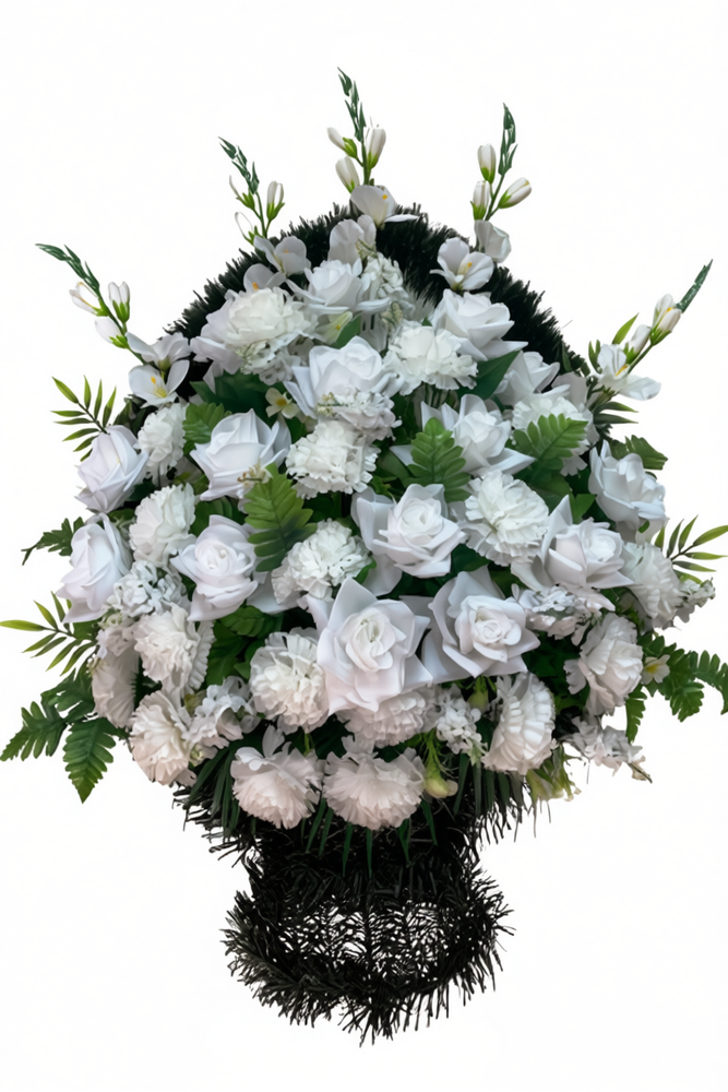 Корзина из искусственных белых цветов: розы, гвоздики и фрезии, украшенные зелеными листьями. Корзина из искусственных белых цветов: розы, гвоздики и фрезии, украшенные зелеными листьями.