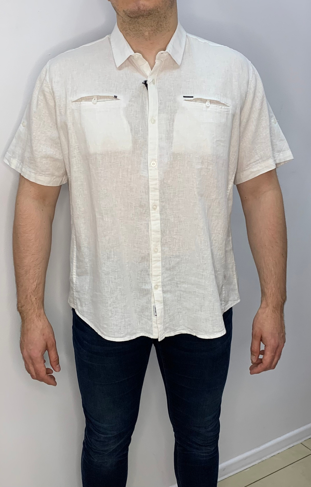 Мужская белая рубашка с кармашками