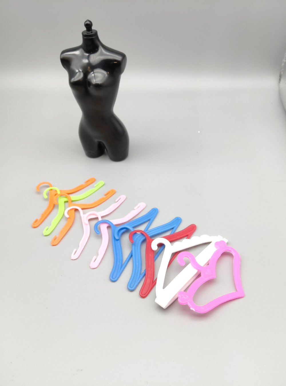 Аксессуар для куклы Барби винтаж - лот вешалок 0708