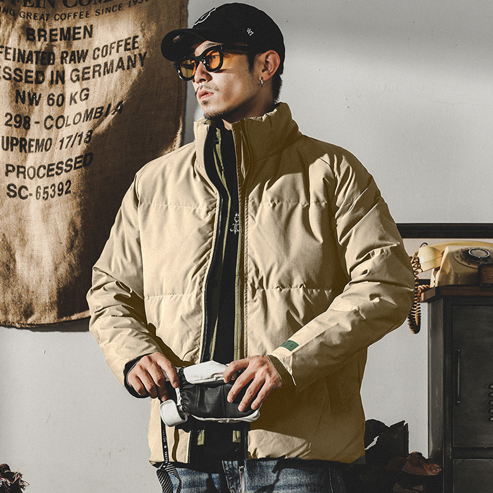 Короткий пуховик с воротником без капюшона на утином пуху с надписью на спине