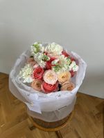 Букет из кустовых пионовидных роз, маттиолы и диантусов