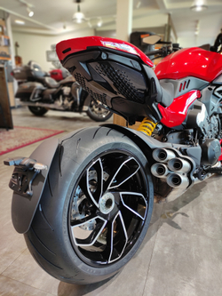 Ducati Diavel V4 (2025) RED