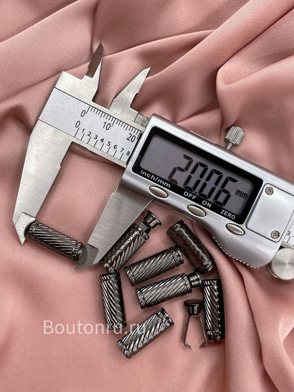 Наконечник для шнура рифленый в черном (графит) металле с зажимом