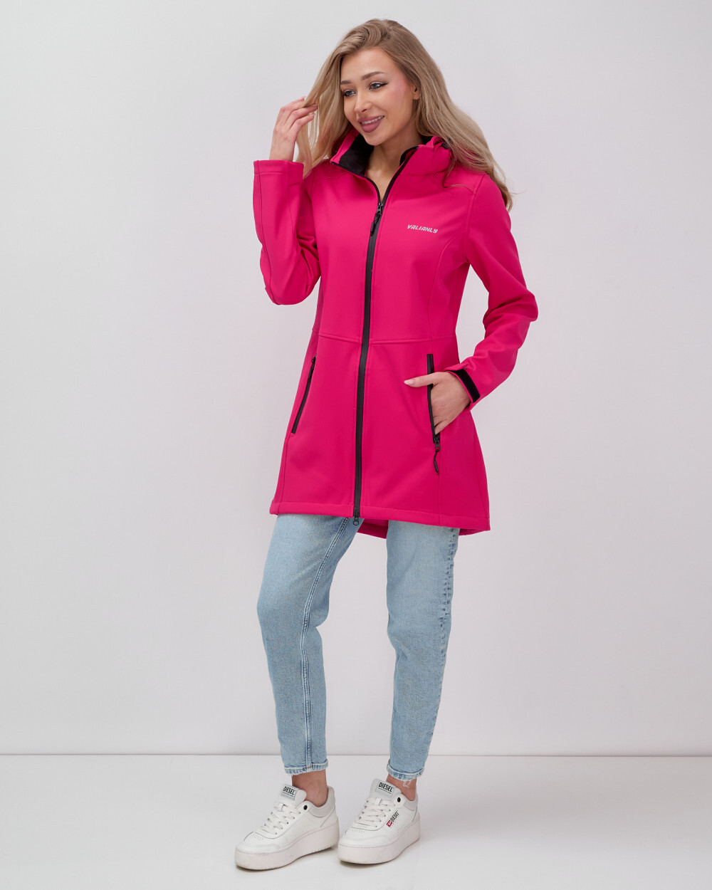 Парка спортивная женская с капюшоном softshell розового цвета 9568R