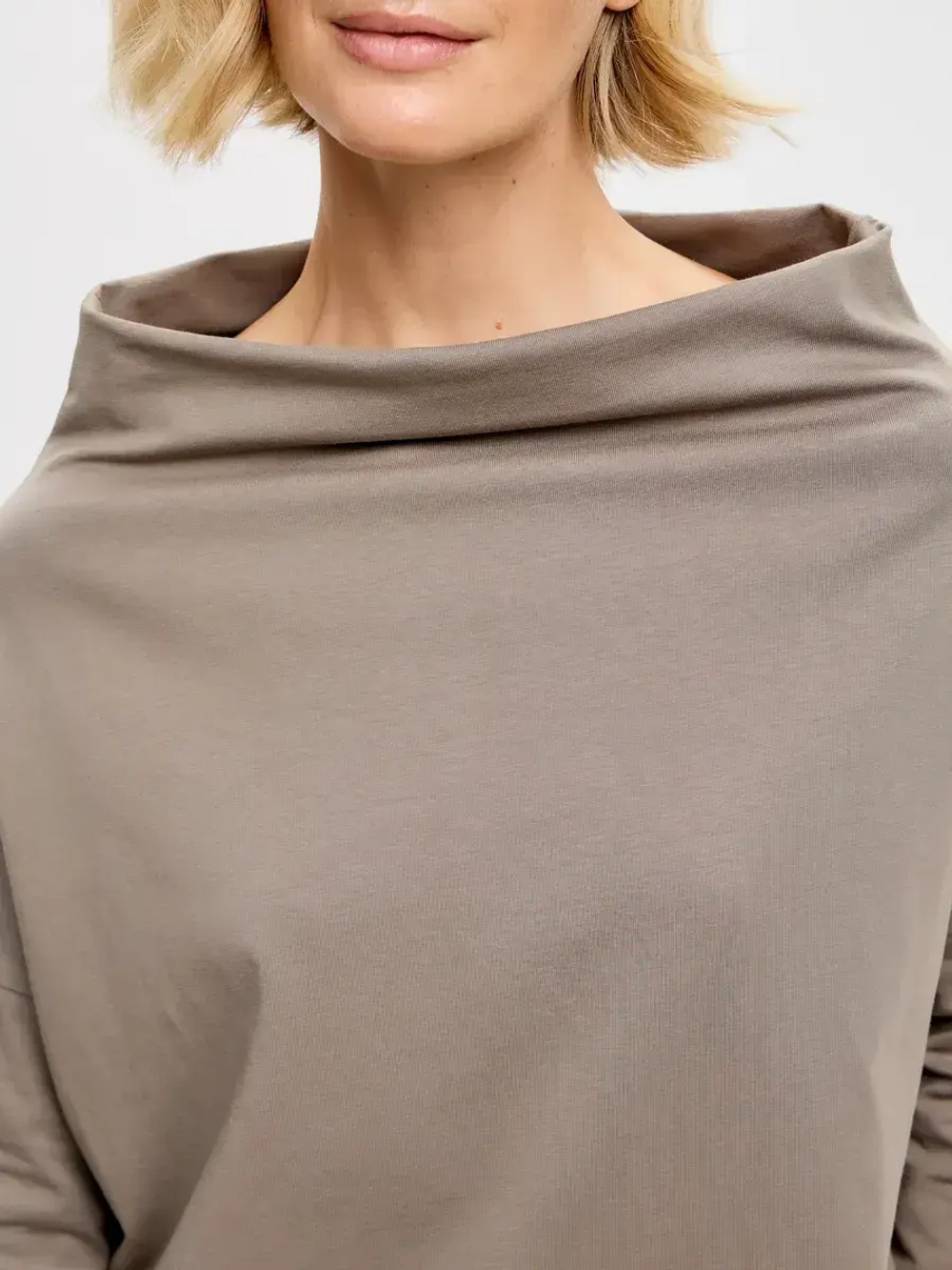 Лонгслив оверсайз с вырезом лодочка