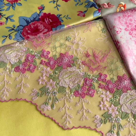 Вышивка на сетке розовая/цветочная 24 см