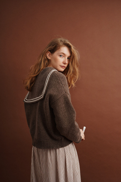 Пуловер с воротником-морячкой из мериноса кофейного цвета