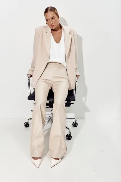 Брюки клеш из экокожи серо-бежевого цвета