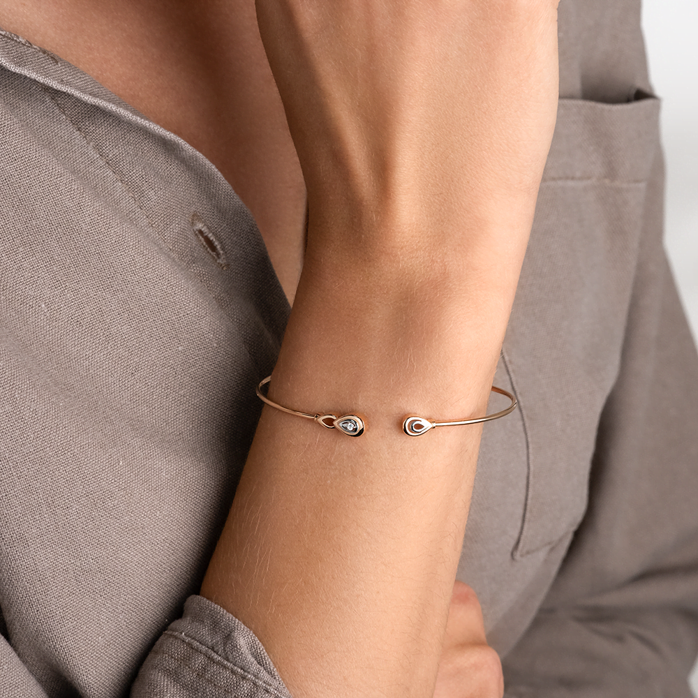 Браслет жесткий из красного золота с бриллиантом