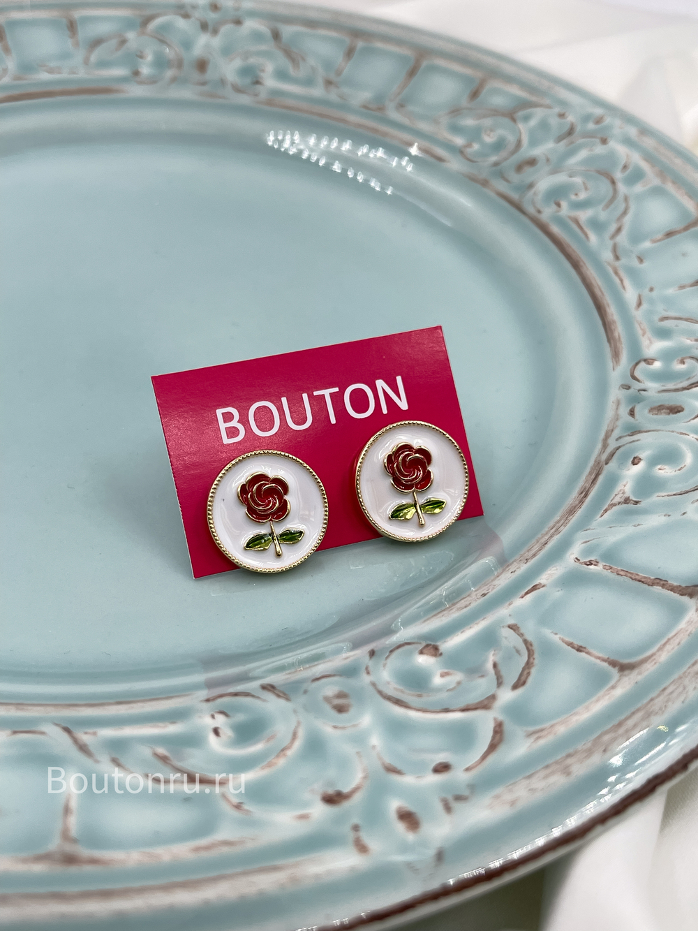 Серьги гвоздики с розой и белой эмалью