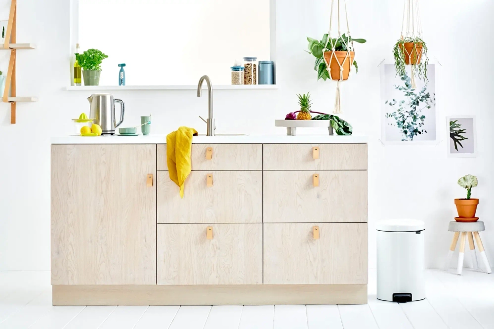 Brabantia Контейнер для мусора NewIcon 20л белый