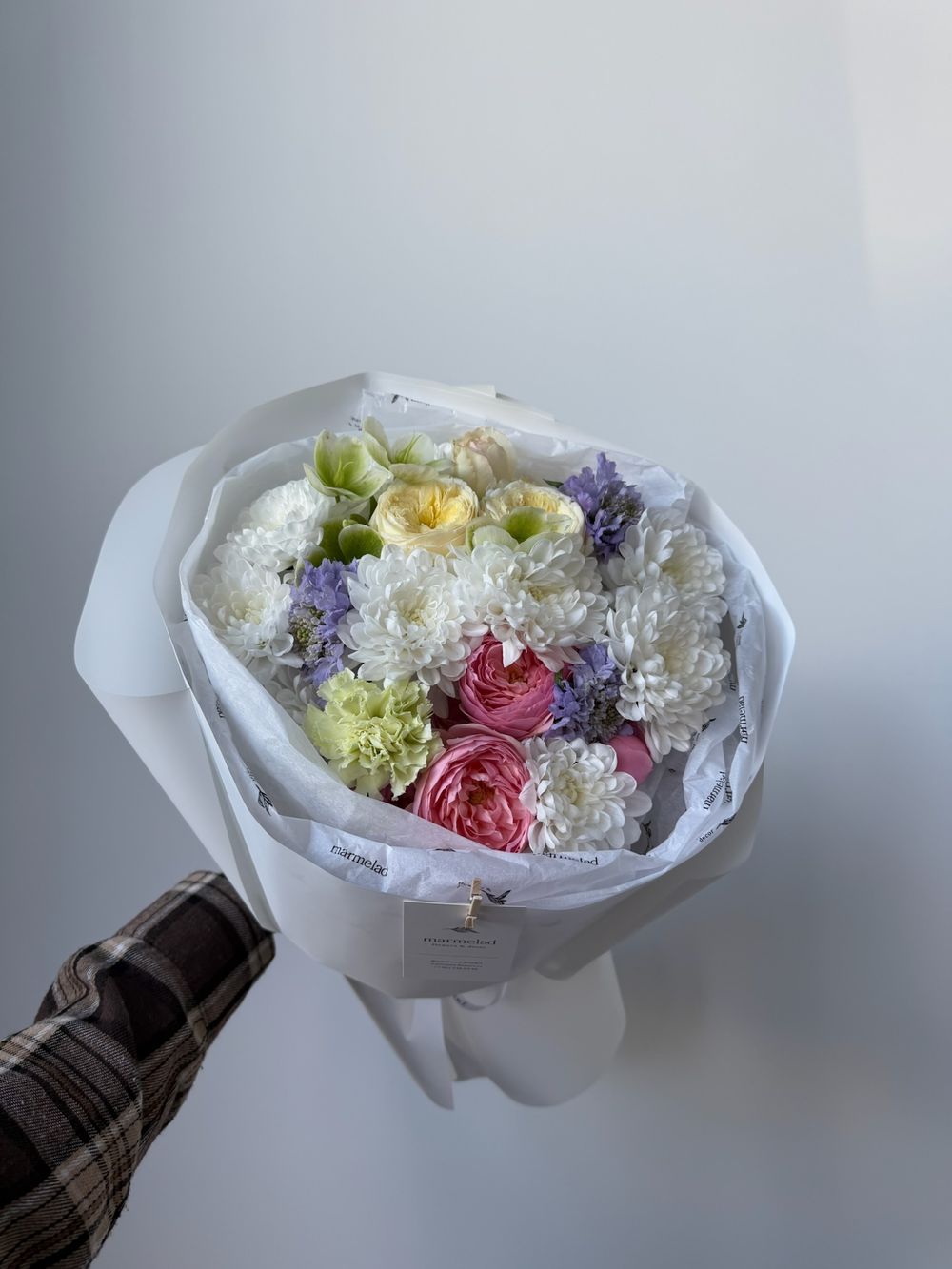 Букет сборный из кустовых пионовидных роз, скиозы, хелеборуса и хризантемы