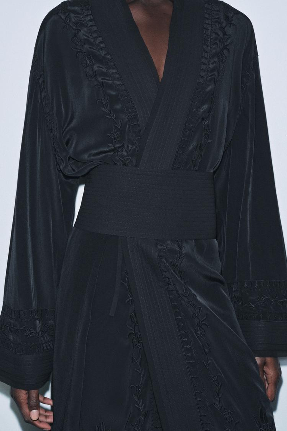 ZARA КИМОНО С ВЫШИВКОЙ И ПОЯСОМ — ZW COLLECTION LIMITED EDITION, ЧЕРНЫЙ