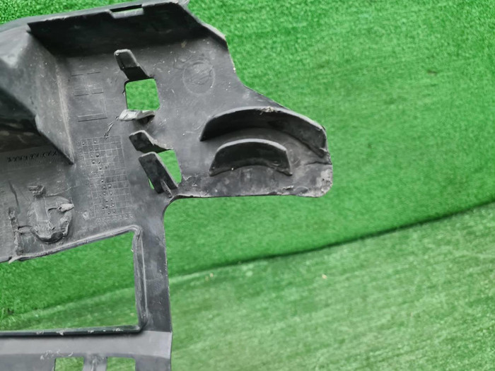 Кронштейн переднего бампера BMW 5er G30 (17-20)