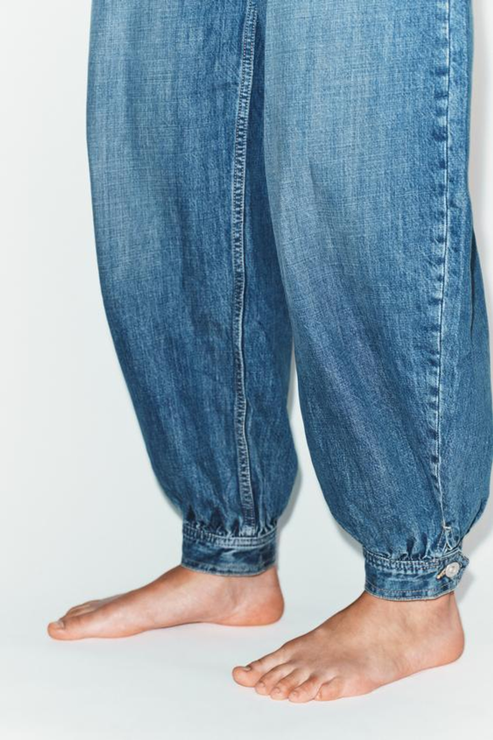 ZARA ДЖИНСЫ TRF BALLON СО СРЕДНЕЙ ПОСАДКОЙ И ПЕТЛЕЙ, СИНИЙ