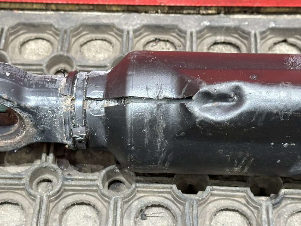 Цилиндр подъема кабины 2016г.