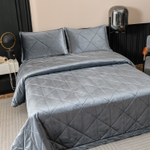 Велюровое покрывало в клетку и две наволочки OVL038