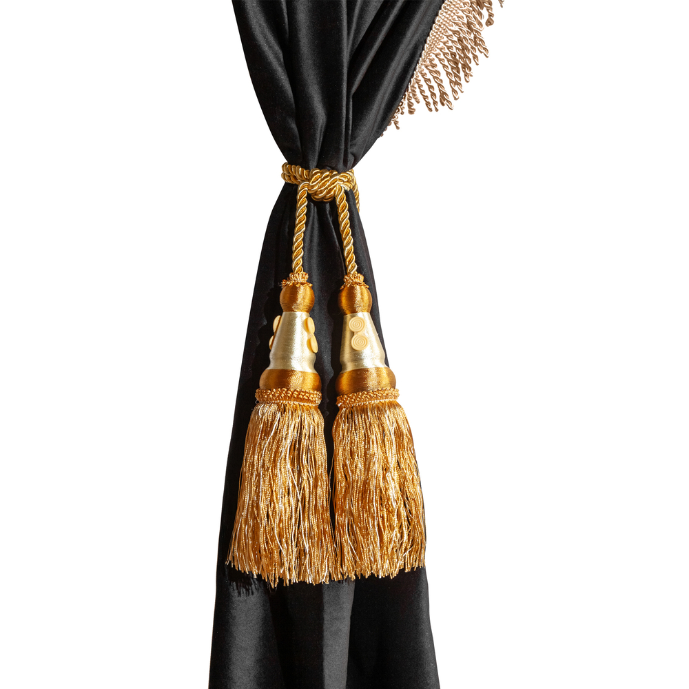 Шторы спального места с ламбрекеном и прихватами "Кисти" в кабину Volvo, Scania, MAN, DAF, Merc, Камаз, Sitrak, Shacman, Foton, FAW. Высота 1,5м, ширина одной стороны - 1,15м. Блэкаут, велюр. Черный цвет с бежевой бахромой и золотыми кистями