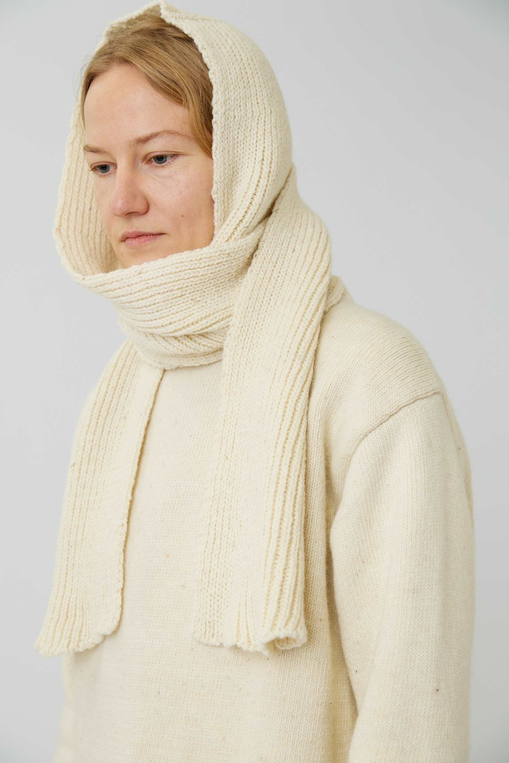 Шарф с капюшоном молочного цвета