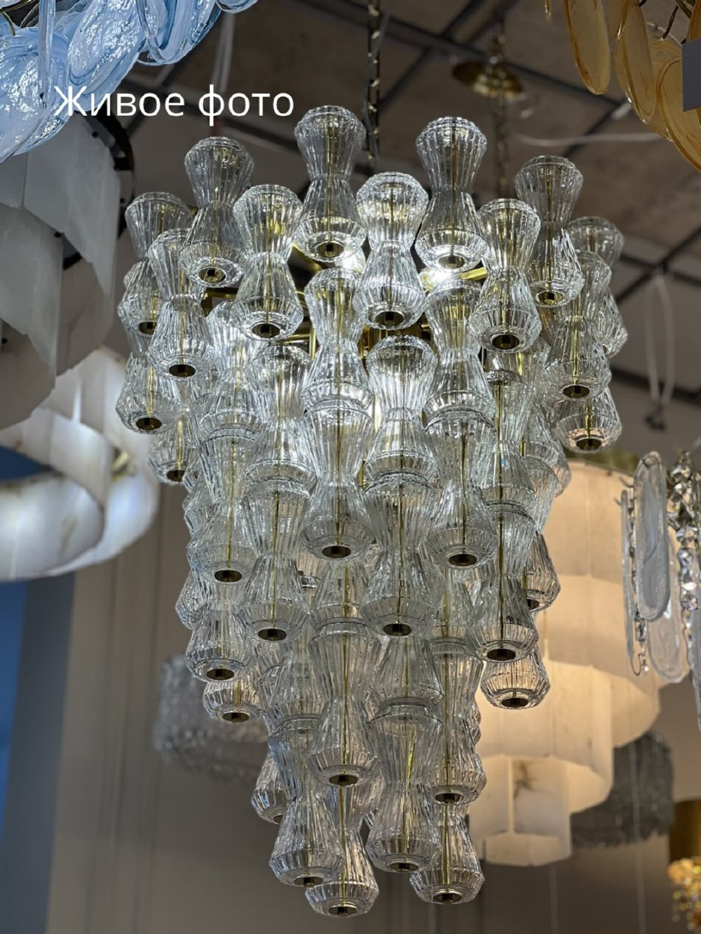 Дизайнерская люстра из стекла — изящная форма и мягкое рассеянное освещение.