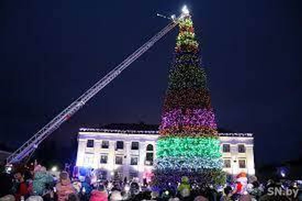 Светодинамическая елка каркасная-узкая с встроенной гирляндой "Евро-2" 17 м