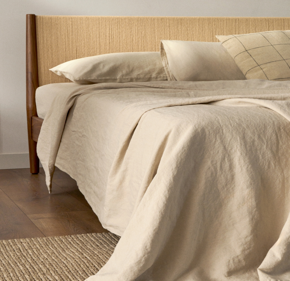 Кровать Elan из шпона и массива ореха со шнуром 180 x 200