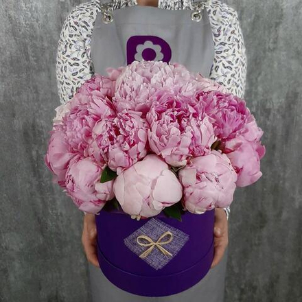 Купить Букет пионов в фиолетовой коробке